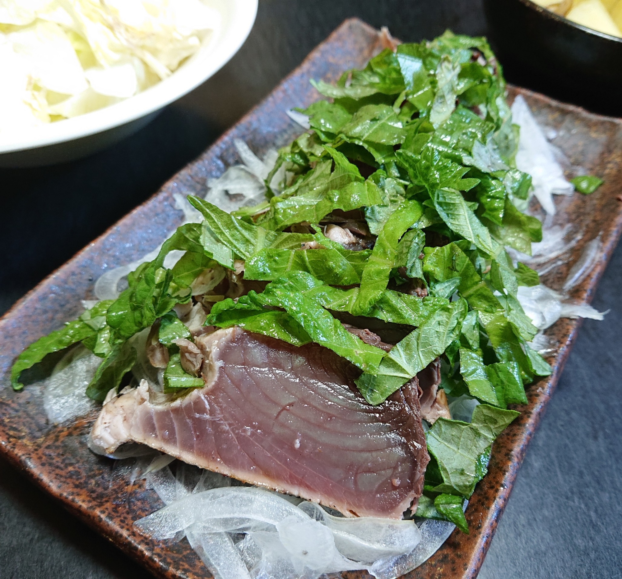 大葉で食べる鰹のたたき