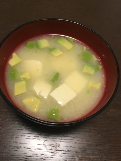 豆腐とアボカドの味噌汁