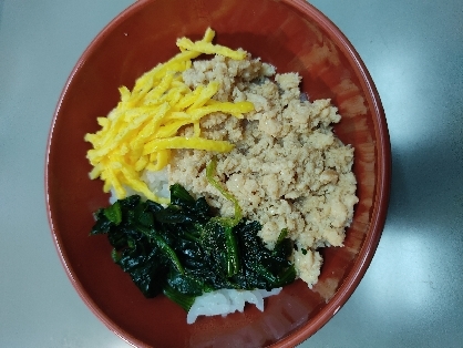 卵は錦糸卵ですが、味付け参考にしました。豚そぼろと、味の付いた青菜がとてもおいしかったです!