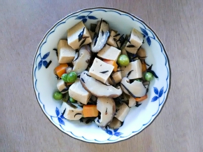 高野豆腐と椎茸とひじきの煮物