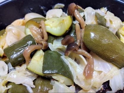 ズッキーニ大好きです♡
ひき肉なかったので、野菜炒めになりましたm(_ _)m