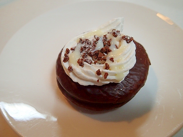 ホイップとチョコクランチのバニラ香るチョコパイ