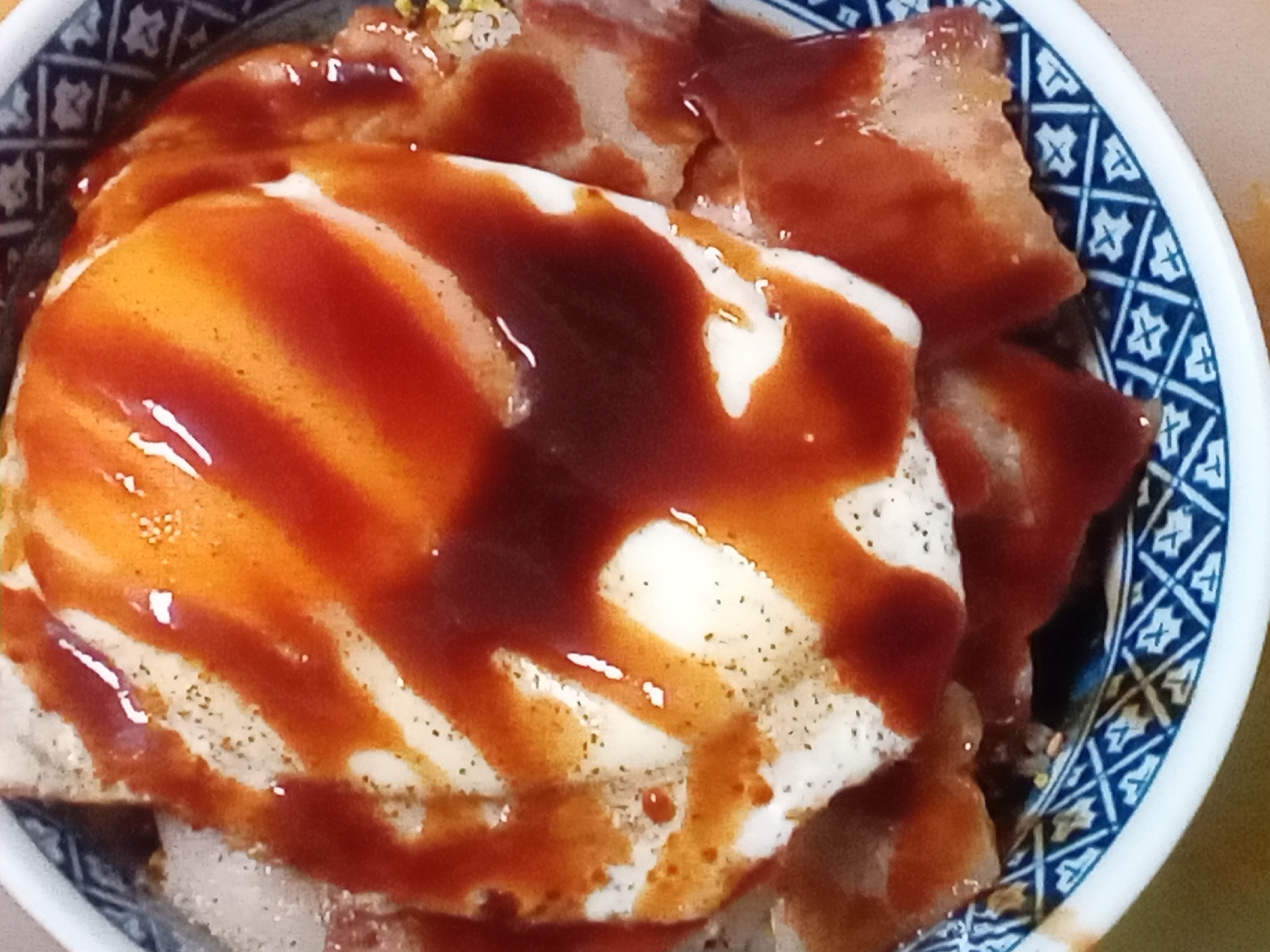 ☆豚バラ丼☆タマゴフリカケ☆目玉焼き☆濃厚ソース