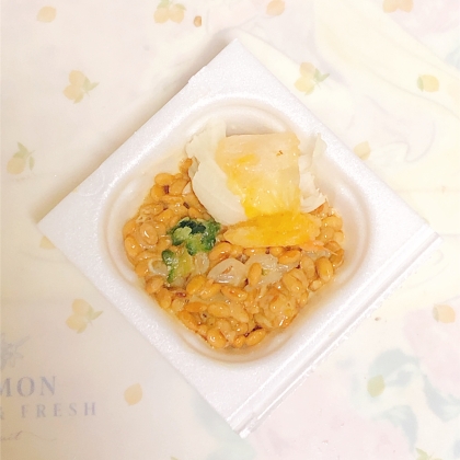 納豆アレンジ 白菜キムチみょうが新玉スライスのせて