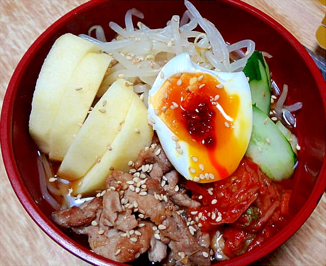 りんごを入れた盛岡冷麺