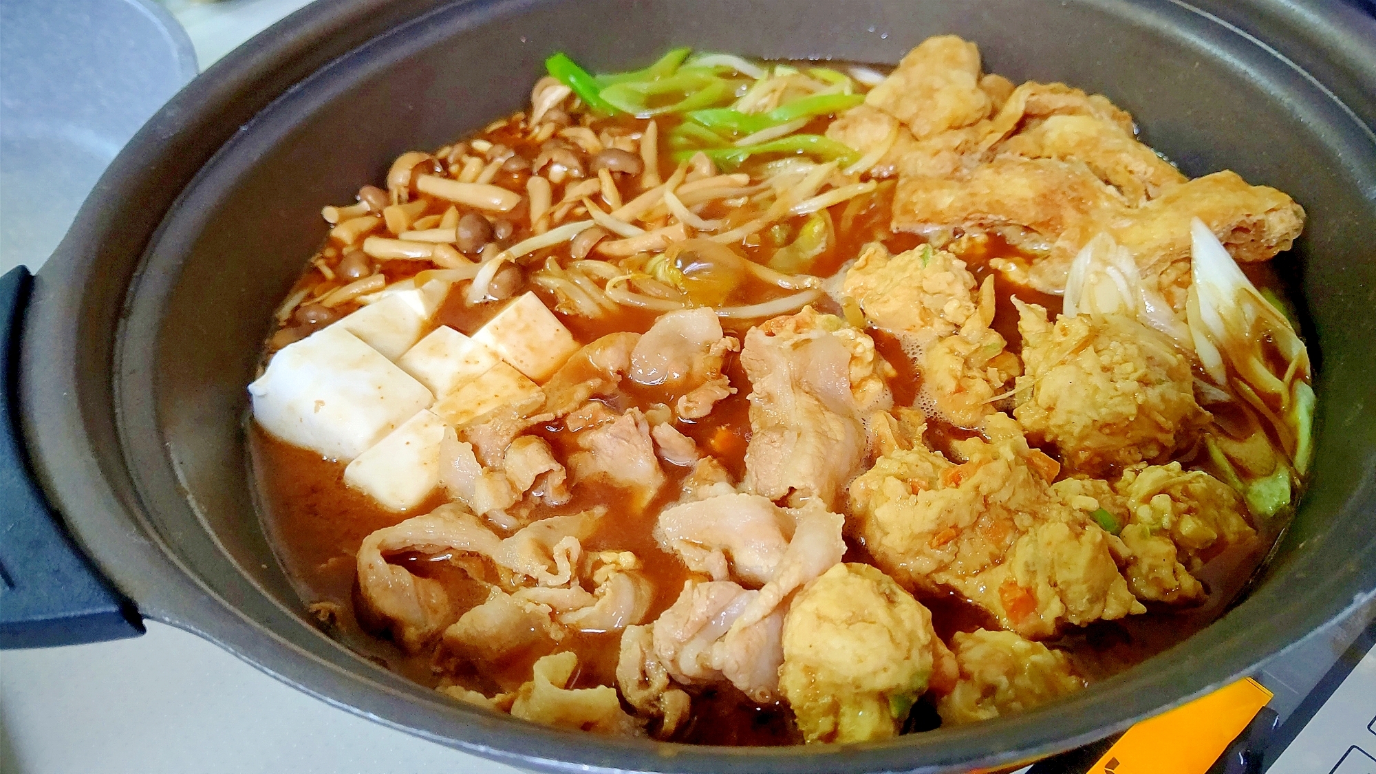 【冬に食べたい】豚肉と鶏つみれの赤味噌鍋