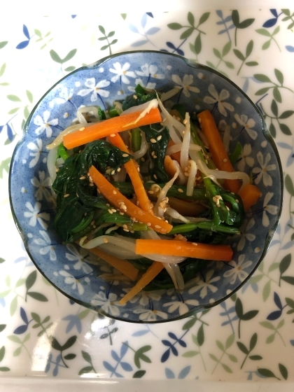 小松菜の代わりにほうれん草と、普通のもやしと、にんじんで作りました。
簡単に美味しくできました♪