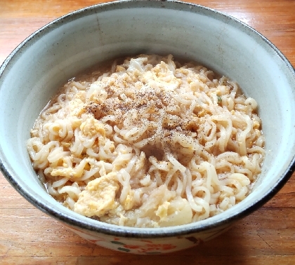 グリーンピースと竹輪のかきたまラーメン