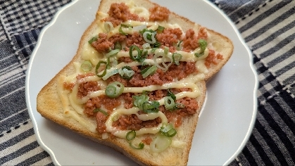 鮭フレークと小ねぎのチーズトースト