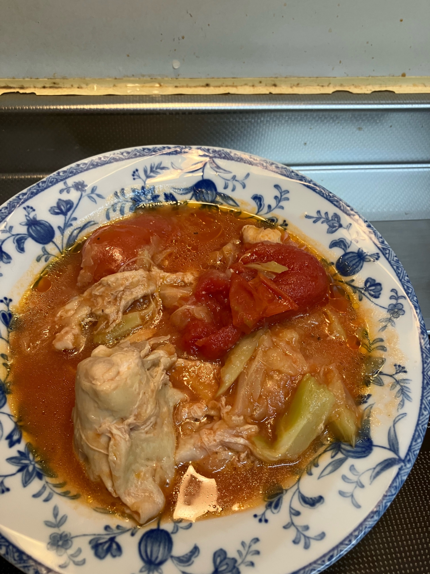 鶏肉とブロッコリーの茎とキャベツのトマトスープ♪