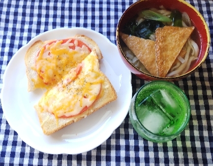 おはよございます♪あさごはんでした^^トマトチーズトーストとソーダ水添えました♪和洋折衷な組み合わせでしたが、とってもおいしかったです♪ごちそうさまでした(^○