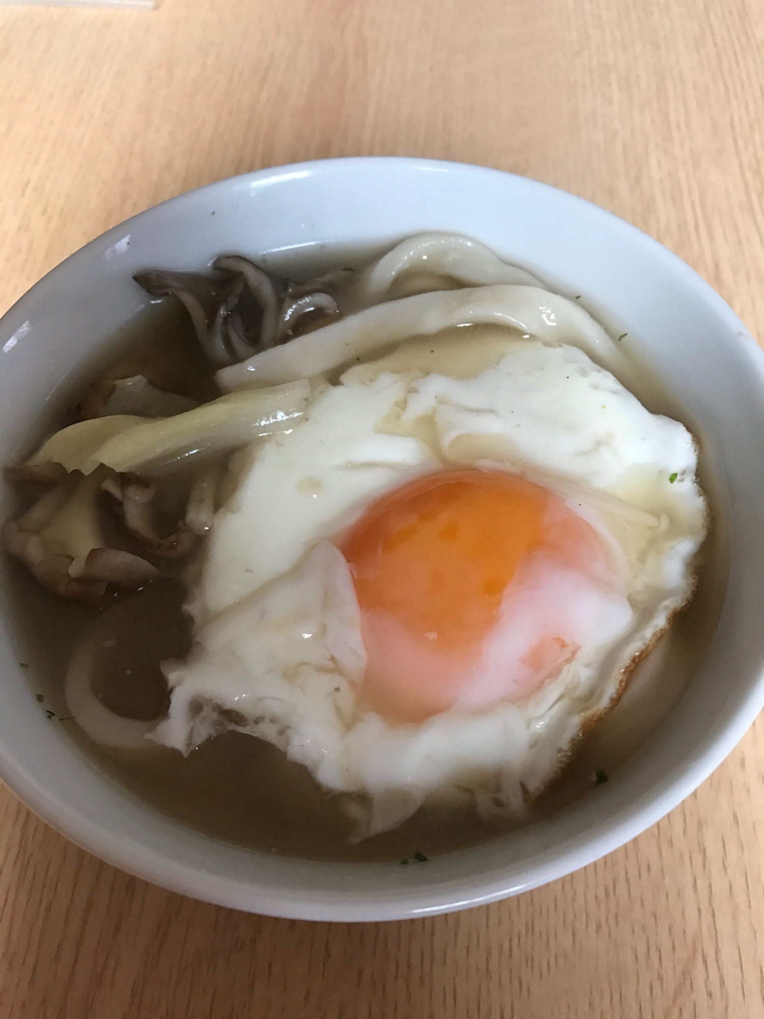 目玉焼きのせキノコたっぷり味噌うどん