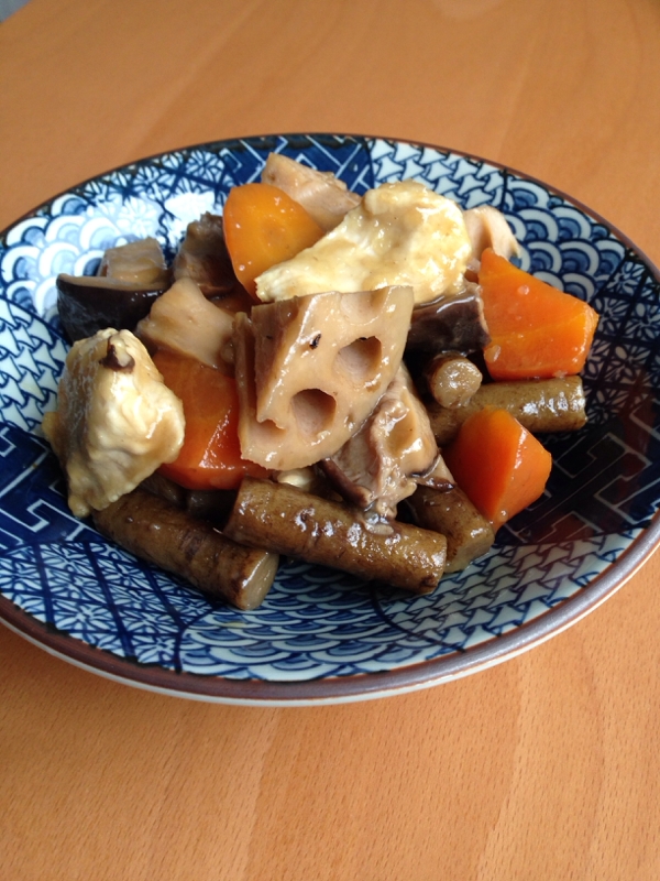 青の食器に盛られた筑前煮