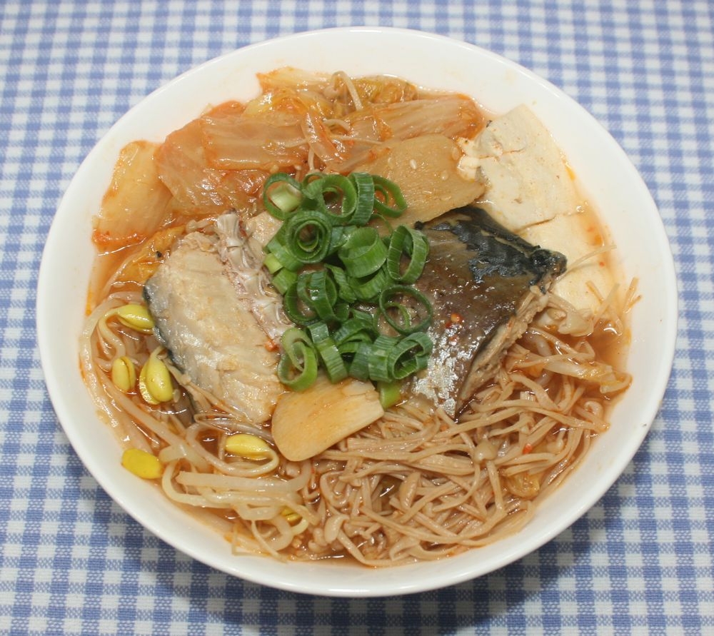 梅ズバ☆話題の鯖缶レシピ☆干しえのきで鯖缶チゲ豆腐