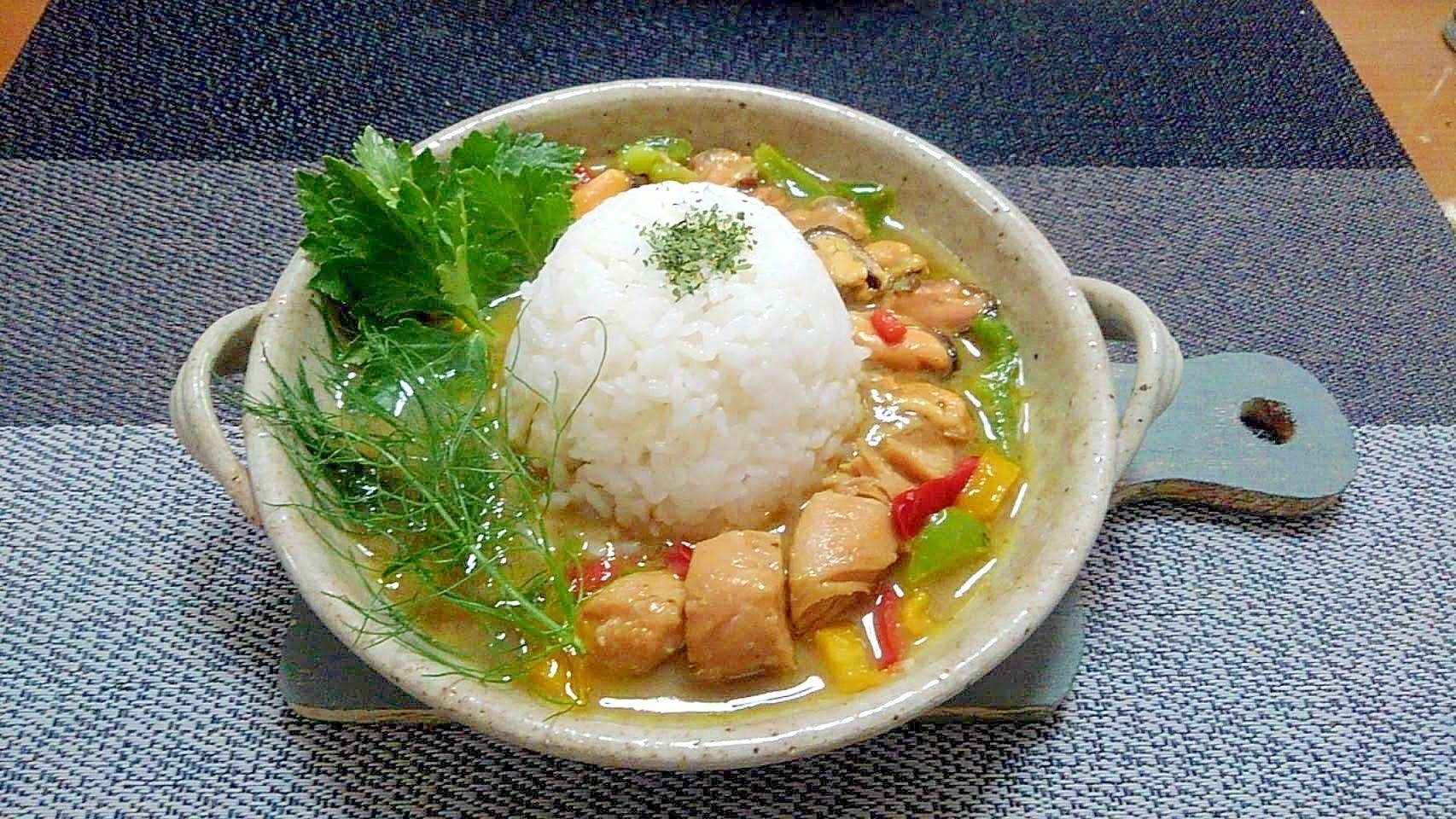 イナバのグリーンタイカレームール貝とパプリカドーム