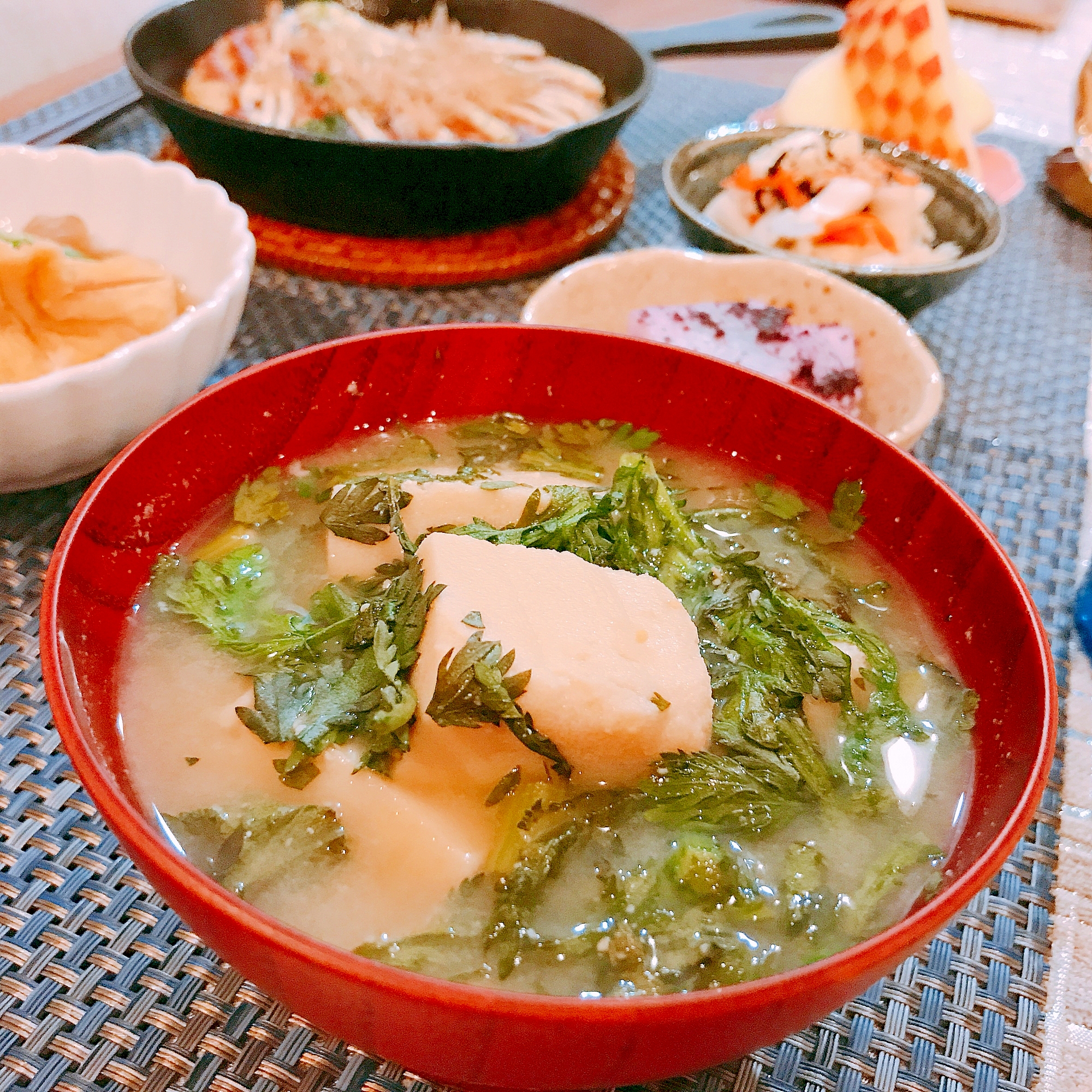 栄養たっぷり♡高野豆腐と春菊のお味噌汁