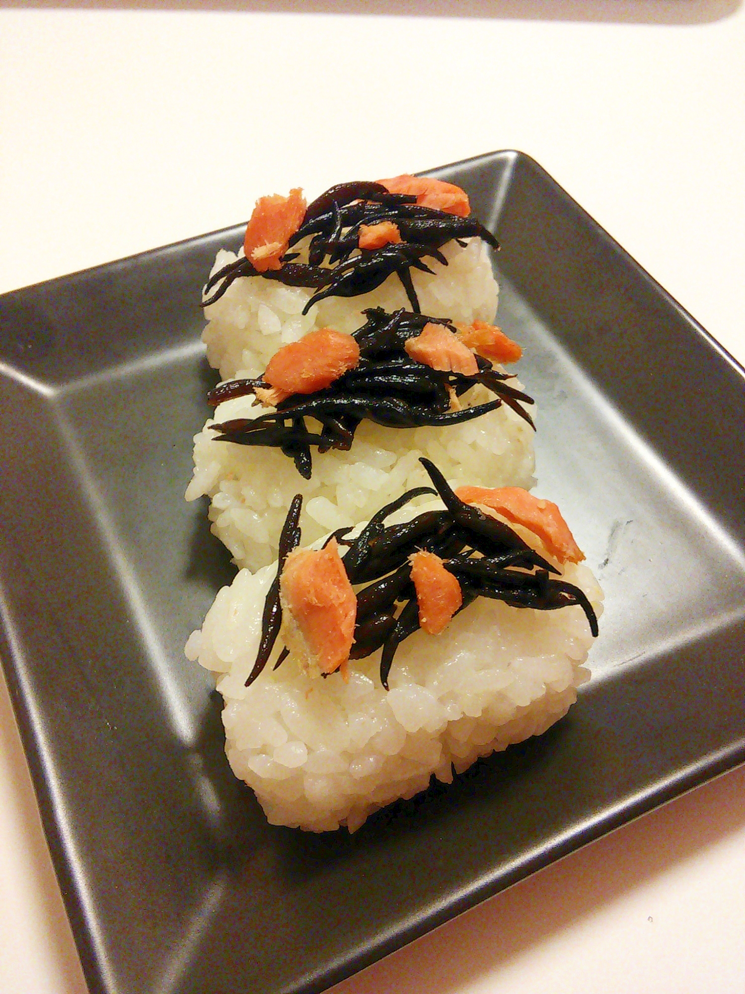 アレンジ♪ひじきと鮭フレークのからしマヨネーズ寿司