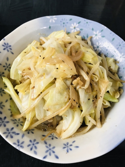 シンプルなレシピで簡単に手早く作ることができました。冷蔵庫にある野菜でできるので良いですね。キャベツともやしのシャキシャキとした食感がよくて美味しかったです。