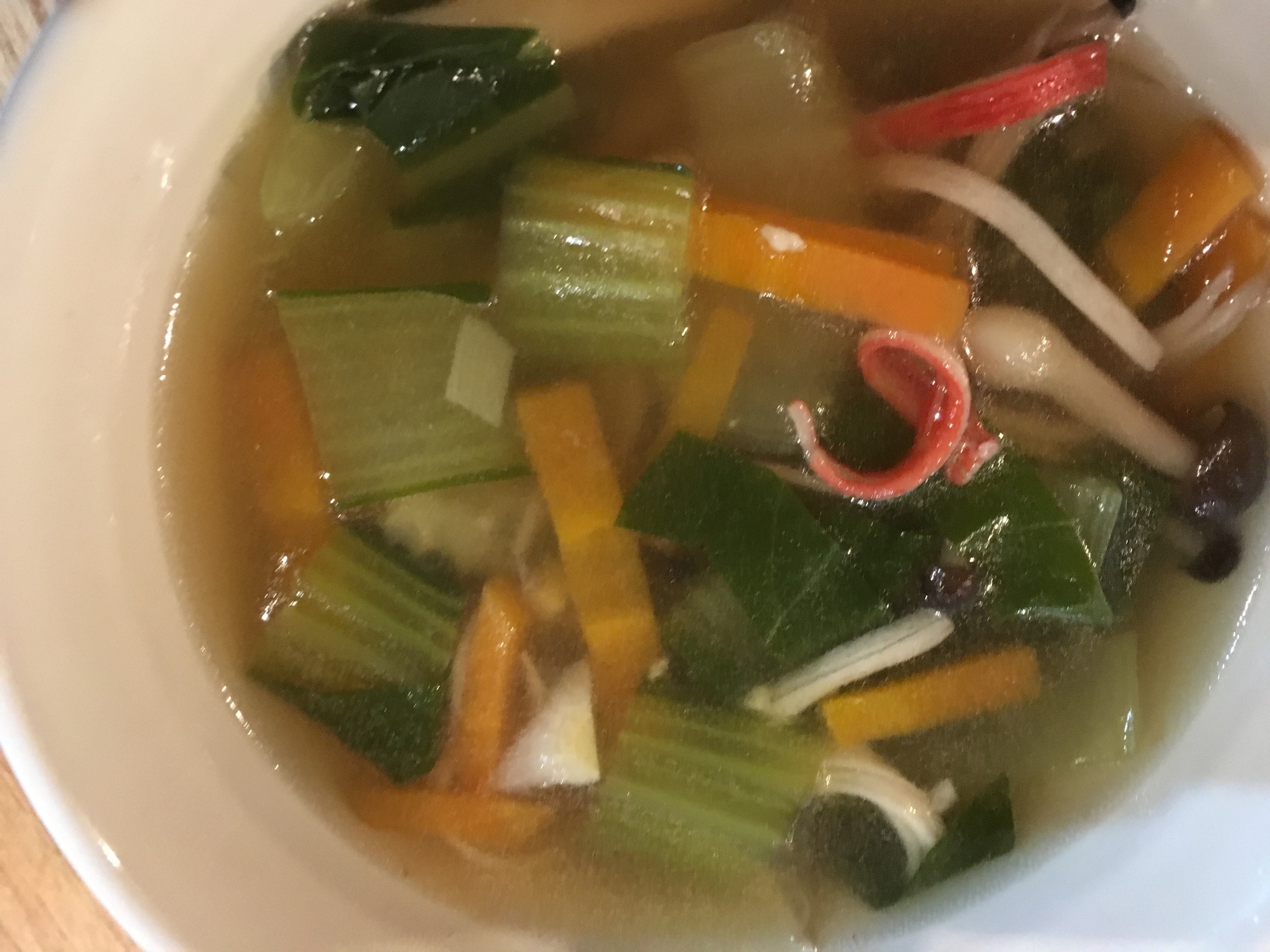 青梗菜とにんじんとしめじとカニカマのスープ