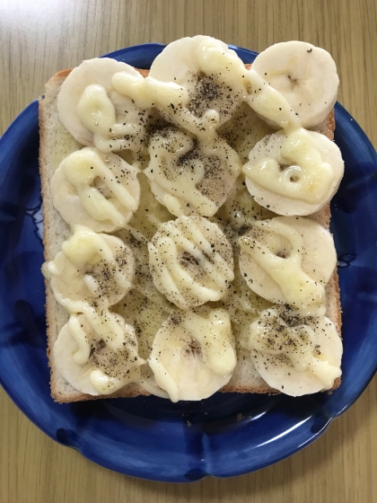 どんな味か気になって、作ってみました。
バナナの甘みと、マヨの酸味が以外にも
合い、黒胡椒で味がキリリと引き締まり、美味しかったです。