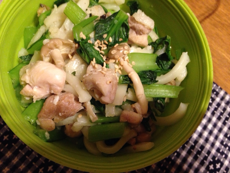 鶏肉と小松菜としめじの塩ごまうどん。