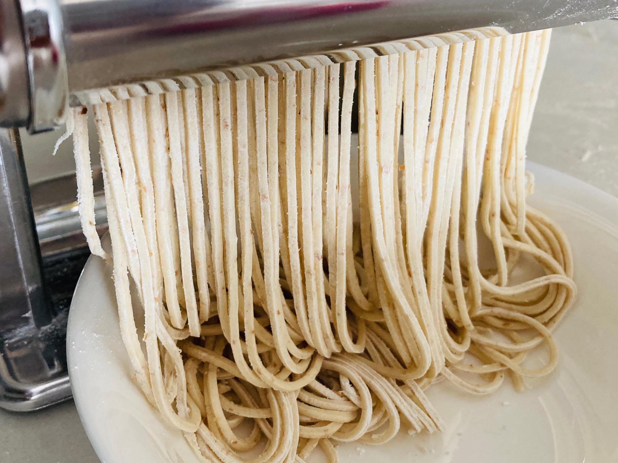 パスタマシーンで全粒粉入りラーメンの麺