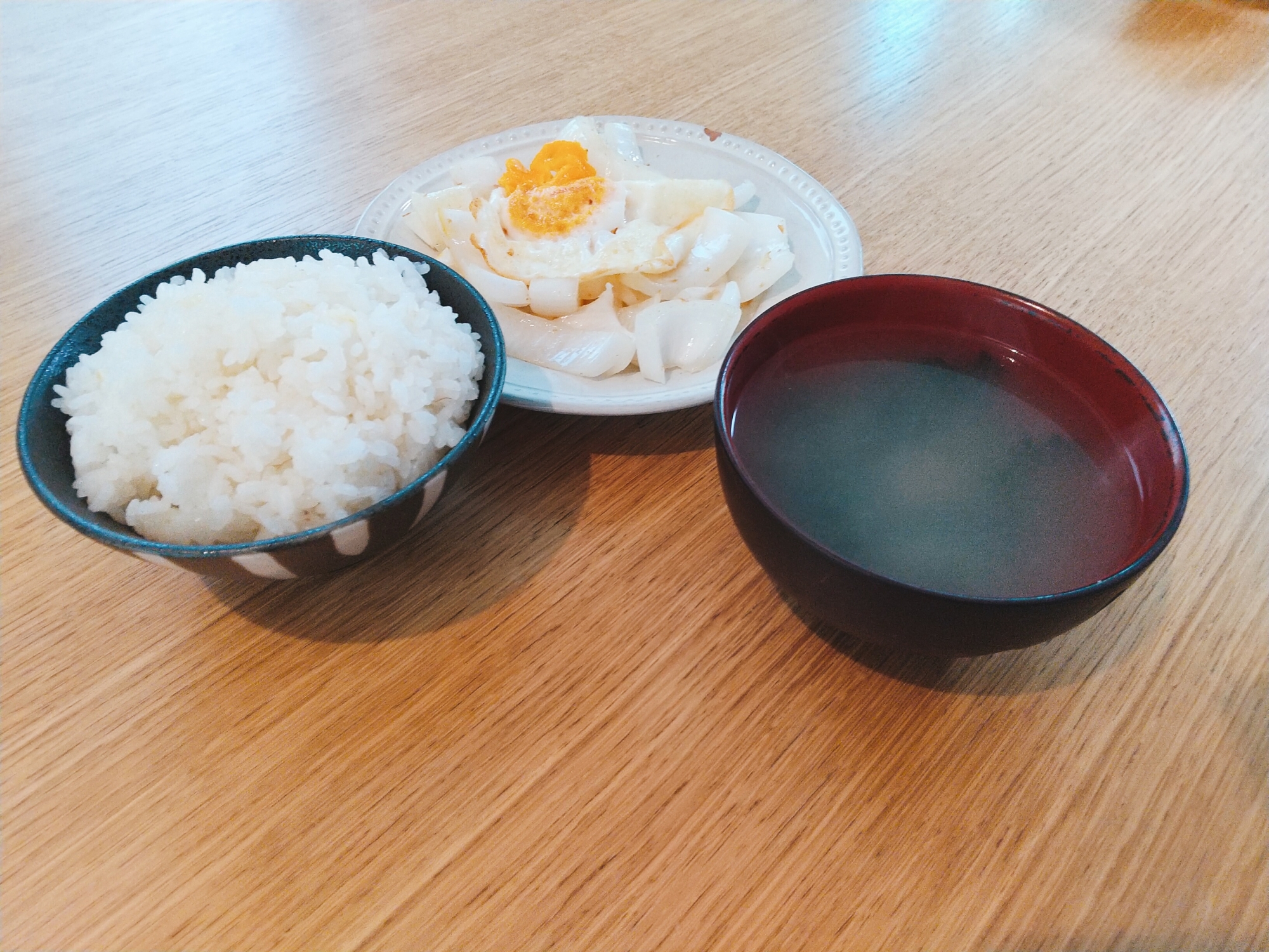 目玉焼きと玉ねぎの野菜炒めの簡単料理