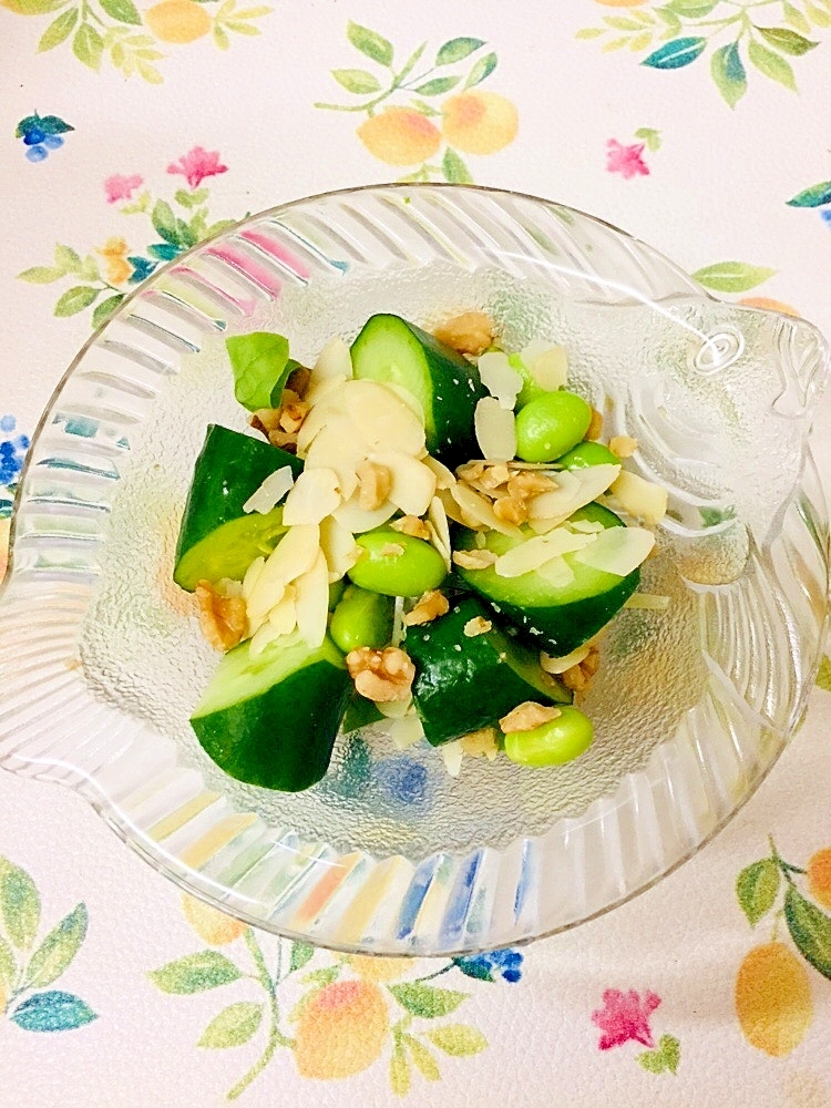 きゅうりと枝豆とレタスとナッツのサラダ