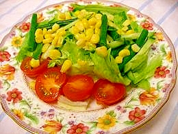 コーンたっぷり生野菜サラダ