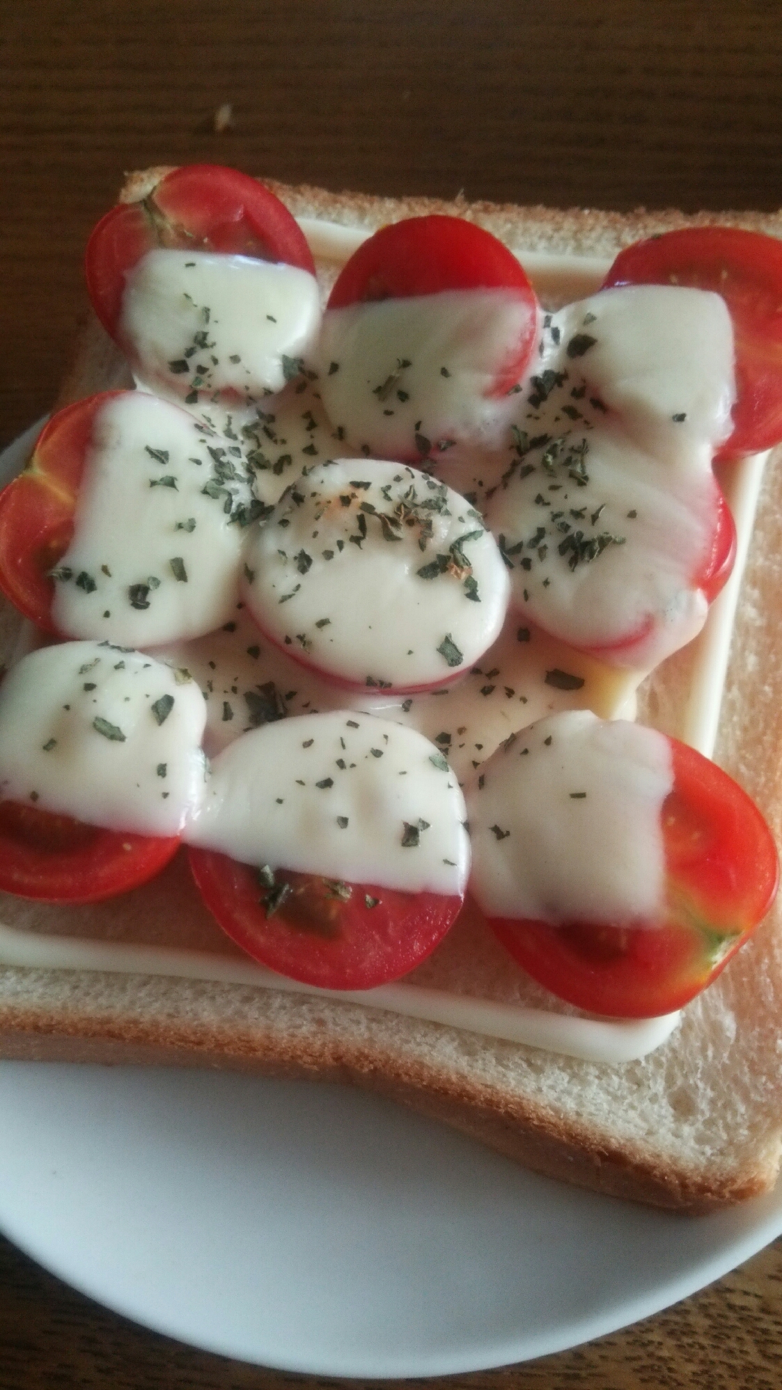 トマトとバジルのチーズトースト