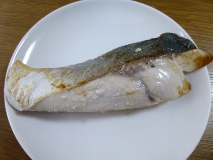 魚を焼いた後のフライパンを洗うのが面倒だったのでこの方法を知って良かったです。