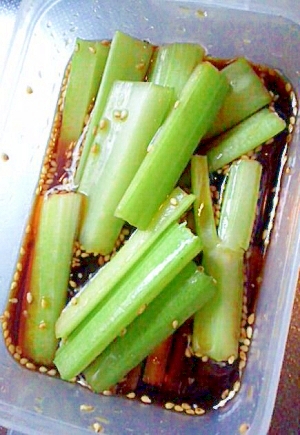 栄養美人肌 酢醤油でセロリの浅漬け ごま油風味 レシピ 作り方 By えみ4900 楽天レシピ 栄養美人肌 酢醤油でセロリの浅漬け ごま油風味 レシピ 作り方 By えみ4900 楽天レシピ