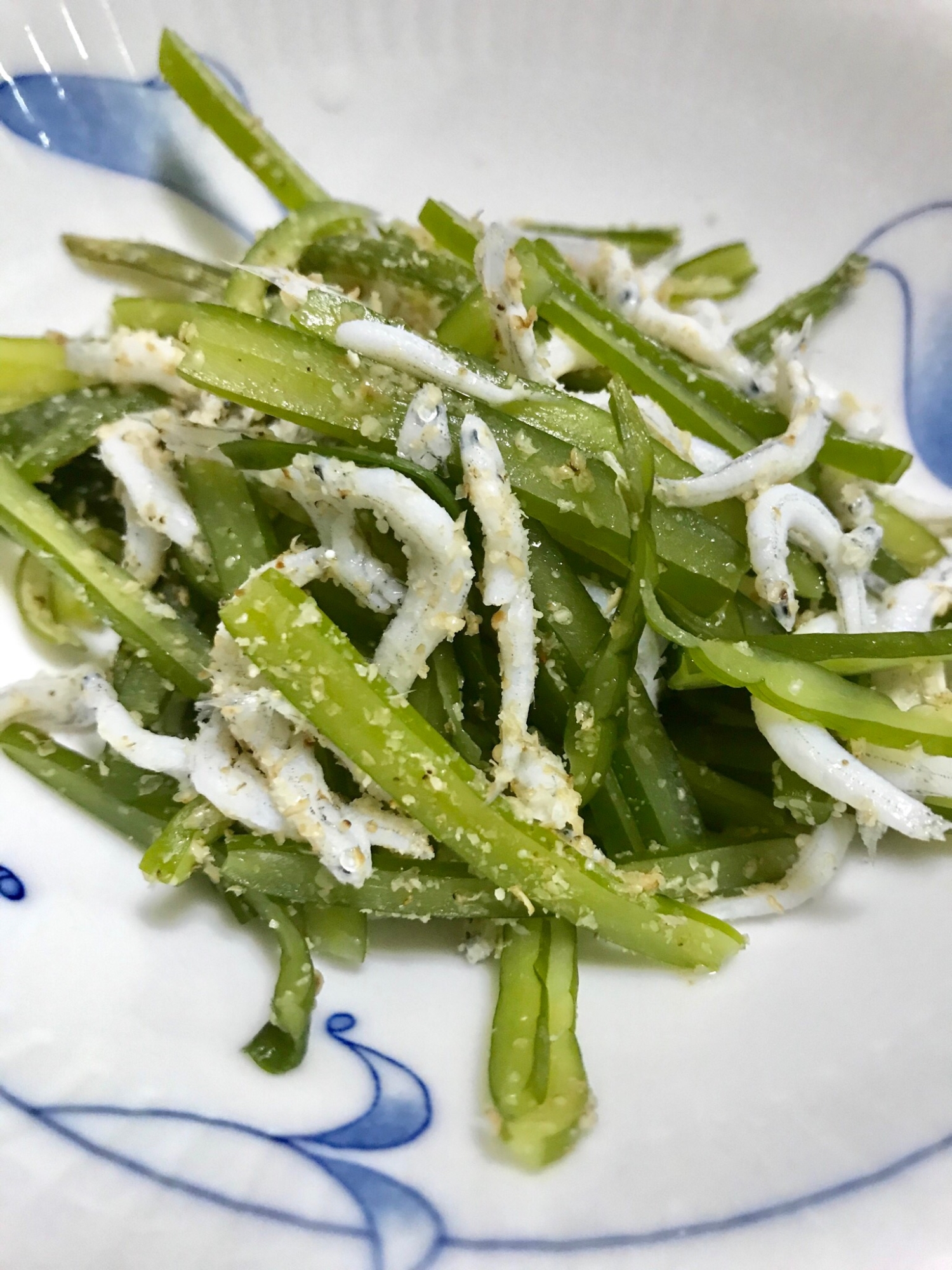 作り置き、わかめの茎のごま油炒めとしらすの和え物