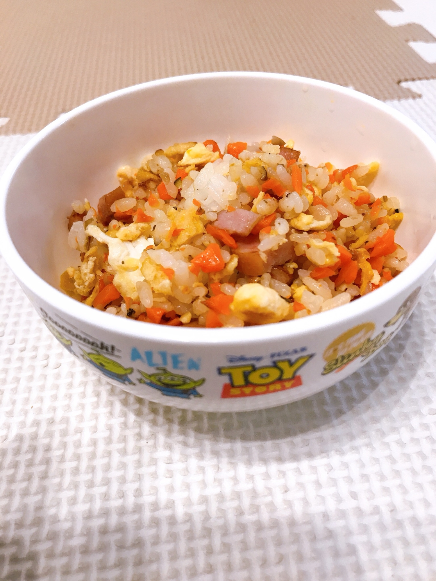 子供ばくばく！野菜たっぷりウインナーチャーハン❣️
