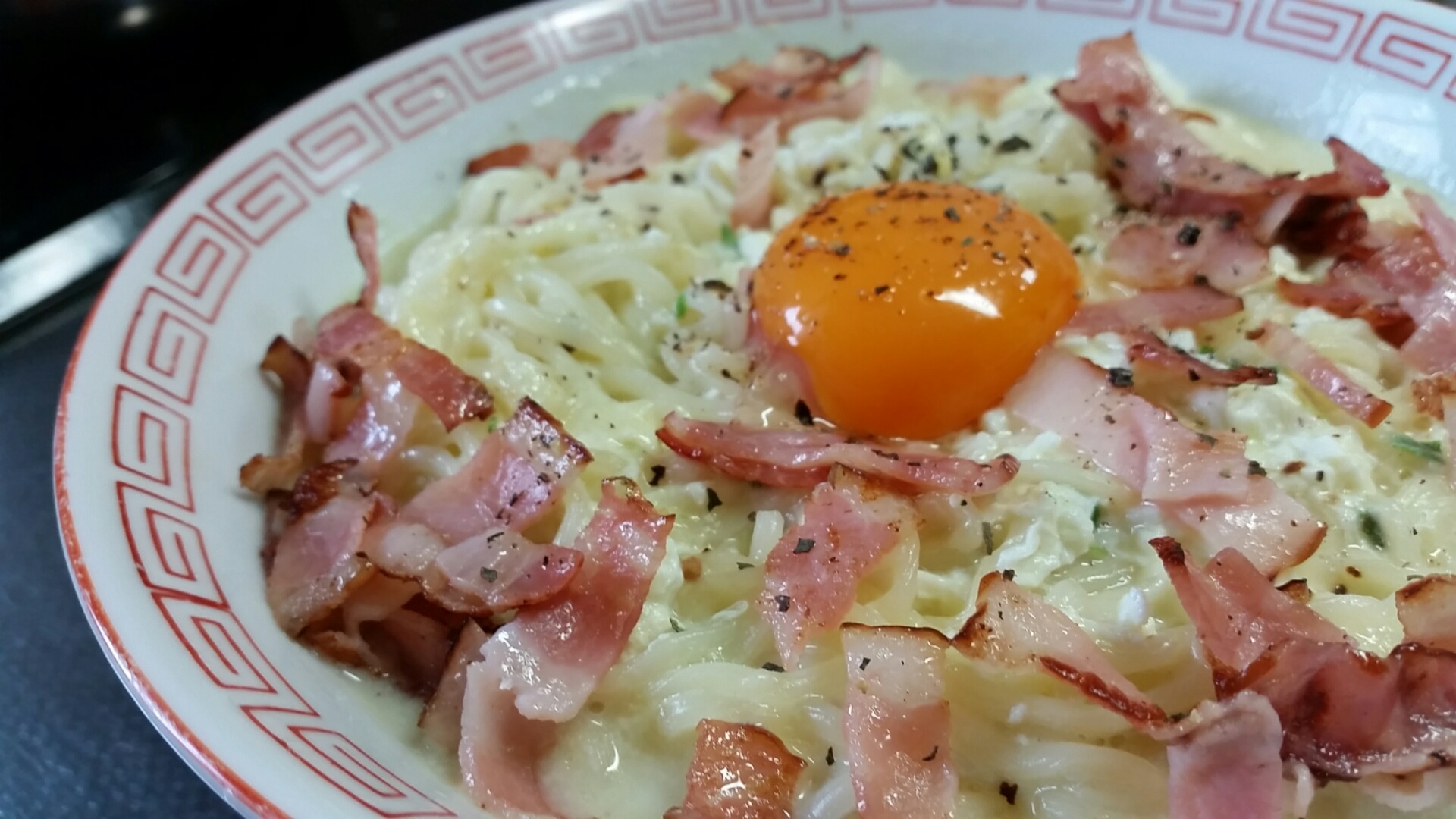 サッポロ一番塩ラーメンで作るカルボナーラ風ラーメン