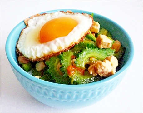 ゴーヤと豆腐のガパオ風