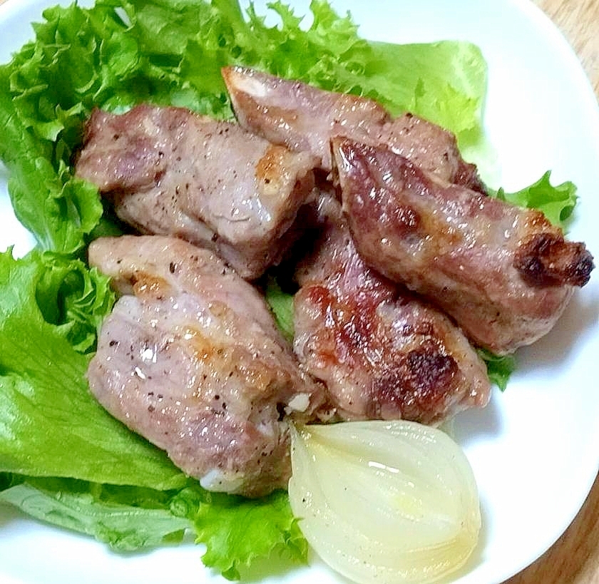 塩にんにくレモンで下味を漬けたスペアリブ