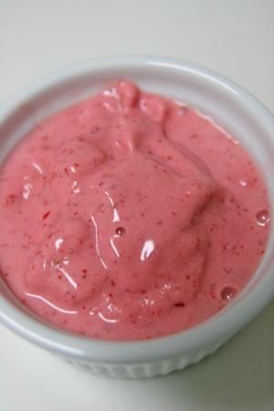 白いカップに入ったストロベリーフローズンヨーグルト