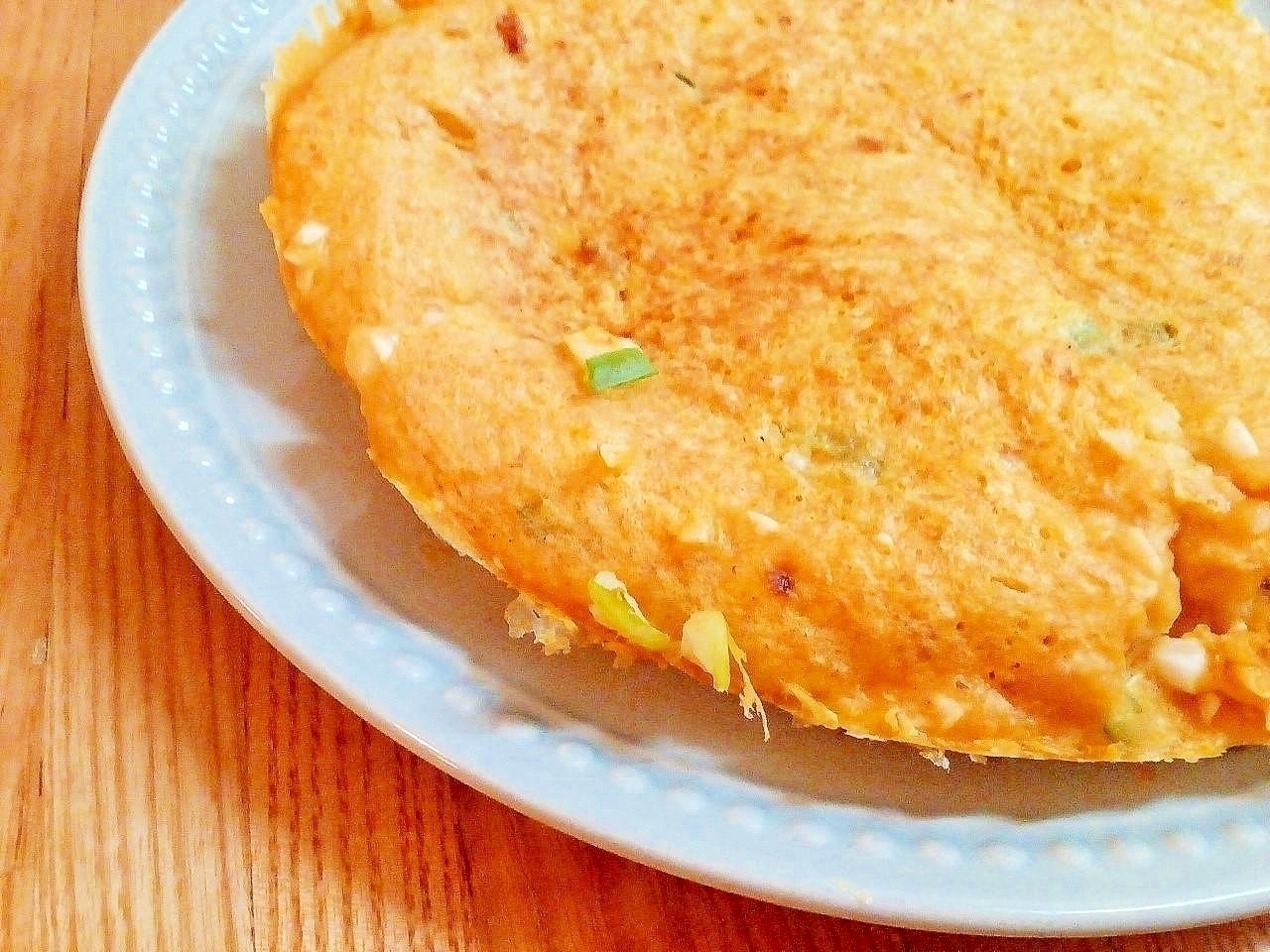 水色の皿に盛られたカレーお好み焼き