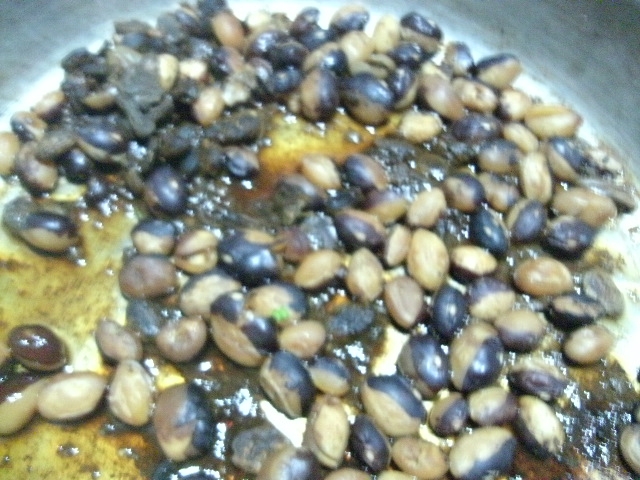 パンダ豆と醤油もろみの煮物