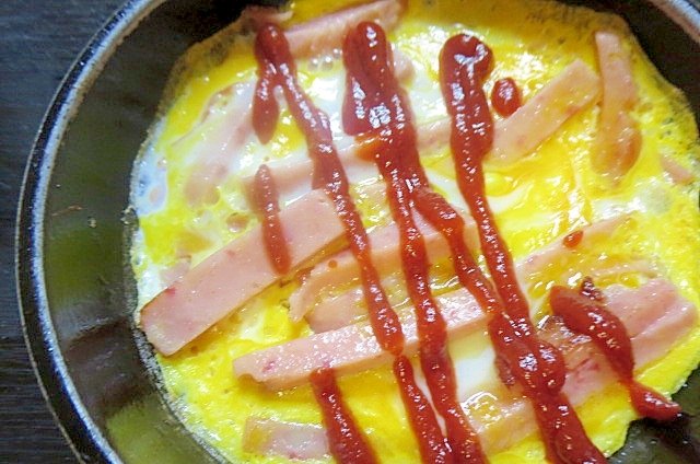 魚肉ソーセージと卵のミニフライパン焼き