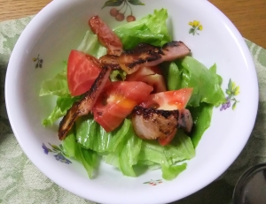 簡単トマトマリネとカリカリベーコンのサラダ