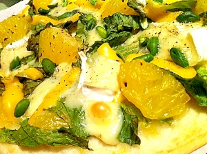 白いお皿に盛り付けられた甘夏とレタスのピザ