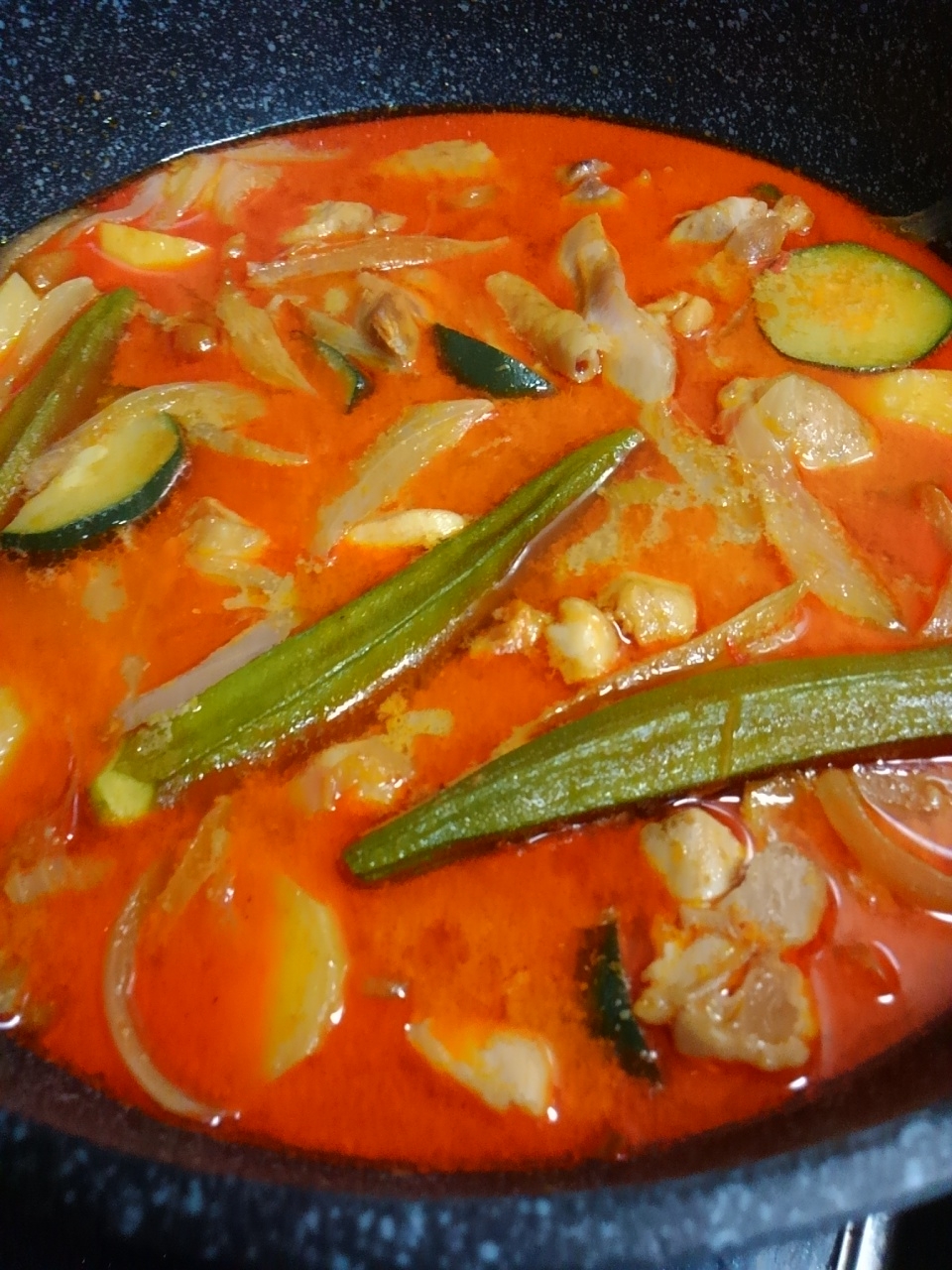 缶詰を使った 具沢山レッドカレー