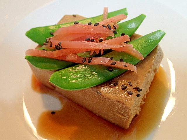 スナップエンドウと紅生姜の胡麻豆腐