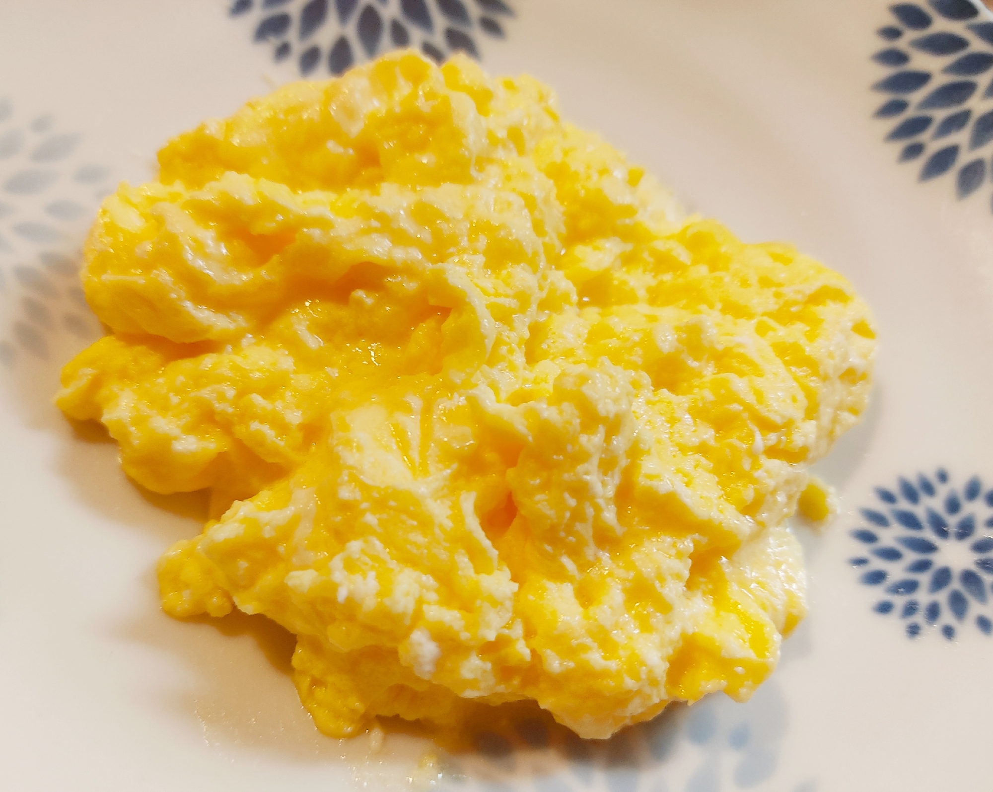 朝からリッチに☆チーズとバターのスクランブルエッグ