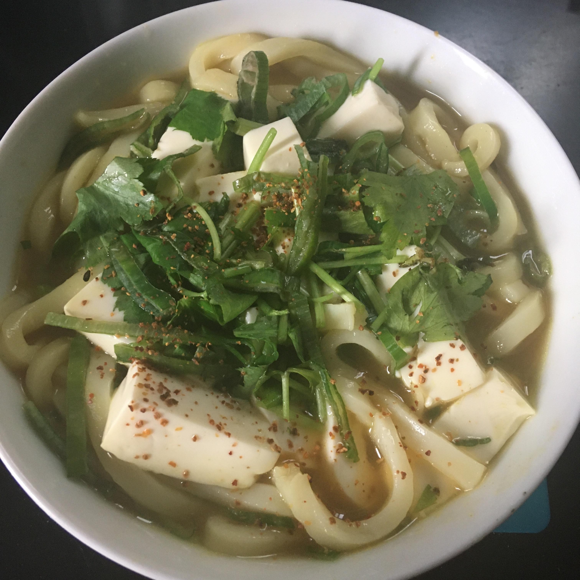 豆腐、三つ葉、ねぎのカレーうどん