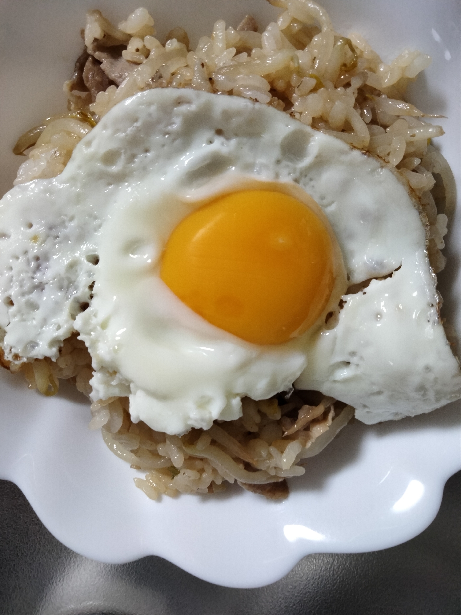 忙しい時に…焼き肉ライスに卵をのせて〜