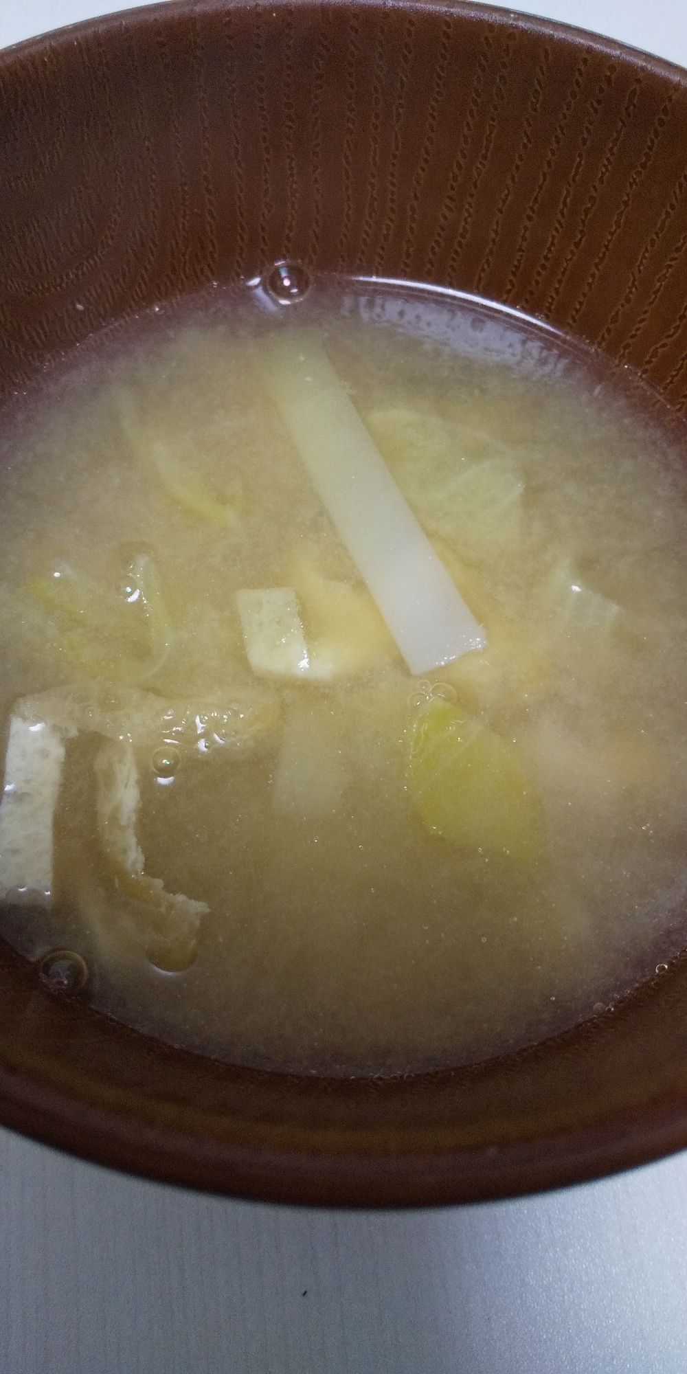 レタスと油揚げと大根の皮のお味噌汁
