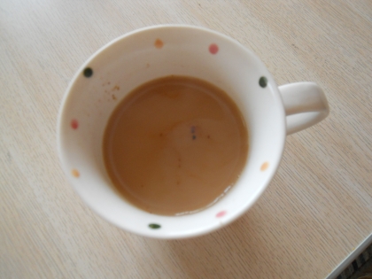 コーヒー沈みますね　同じ粒コーヒーだけど、上から指ですり潰して入れたけど沈んだ　基本的に紅茶よりコーヒー派なんだけど、なぜか昔からメロンパンの時はミルクティ